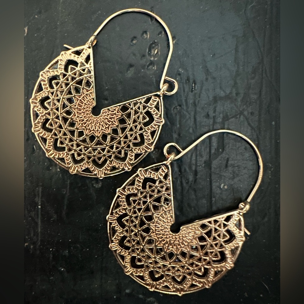 NEW Gold dangle earrings